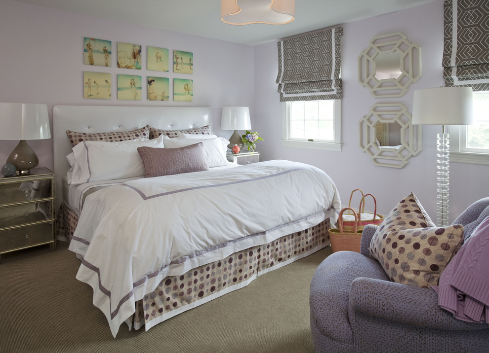 Diseño de dormitorio clásico con paredes púrpuras y moqueta