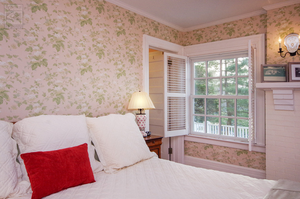 На фото: хозяйская спальня среднего размера с разноцветными стенами, паркетным полом среднего тона, стандартным камином, фасадом камина из кирпича и обоями на стенах с