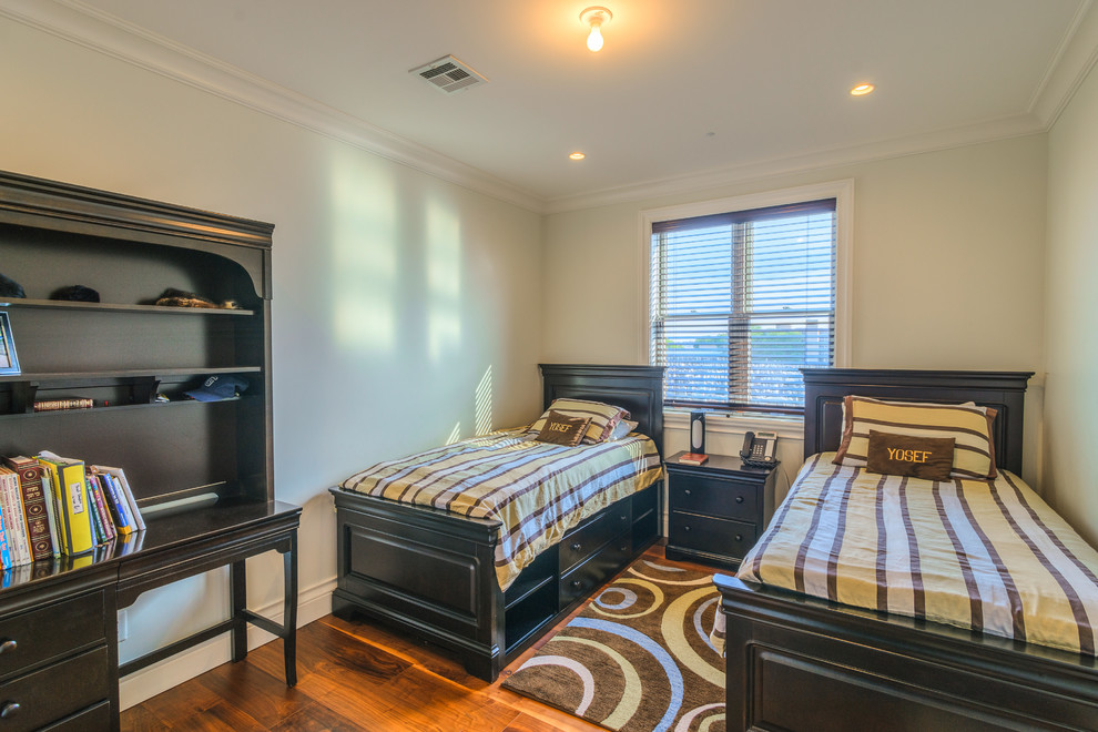 Cette photo montre une chambre d'amis chic de taille moyenne avec un mur blanc, un sol en bois brun et un sol marron.
