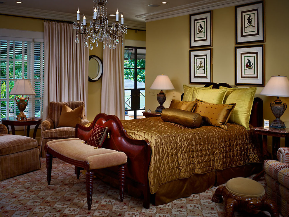 Esempio di una camera da letto classica con pareti gialle