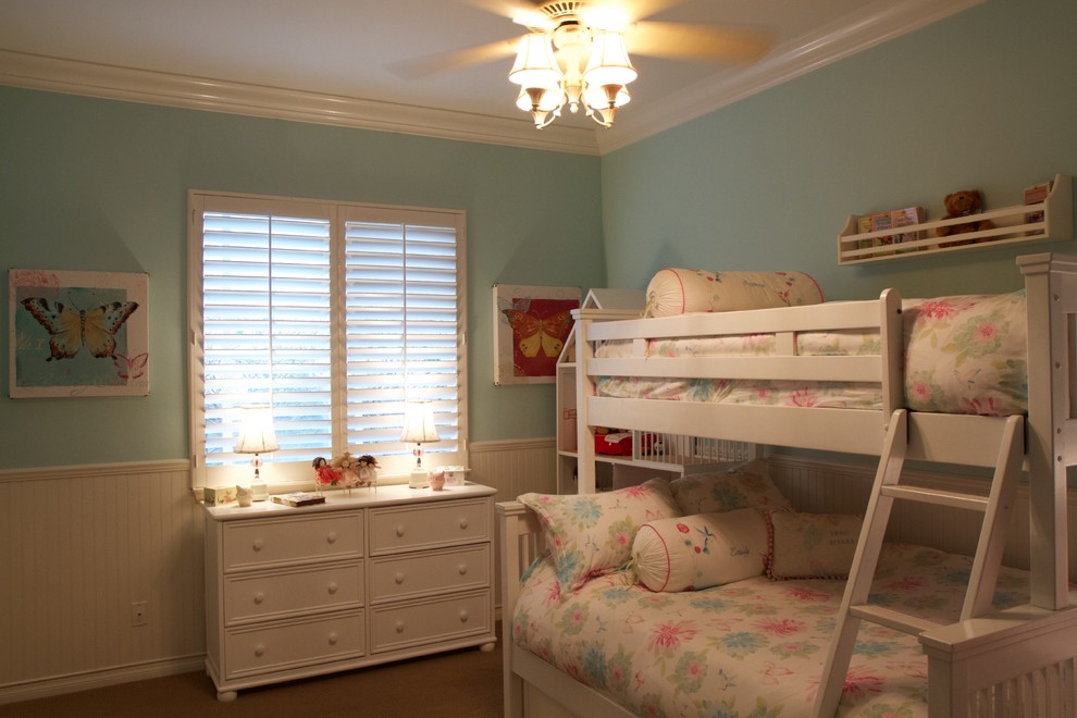 Immagine di una camera da letto chic di medie dimensioni con pareti blu e moquette