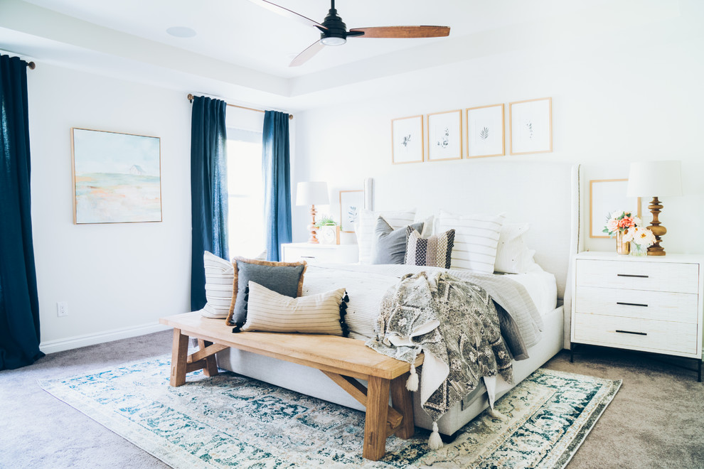 Foto de dormitorio principal costero de tamaño medio con moqueta, suelo gris y paredes blancas