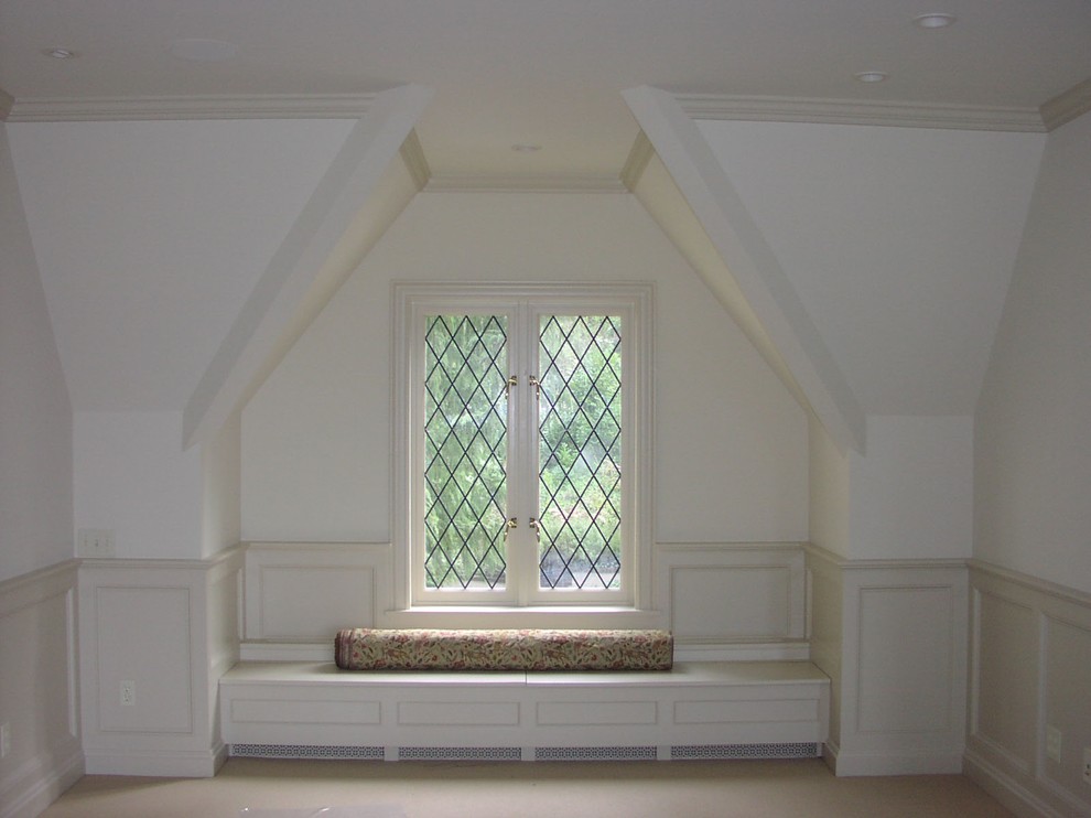 Exemple d'une chambre chic de taille moyenne avec un mur blanc et aucune cheminée.