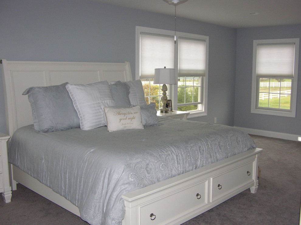 Modelo de dormitorio principal clásico con paredes grises, moqueta y suelo gris