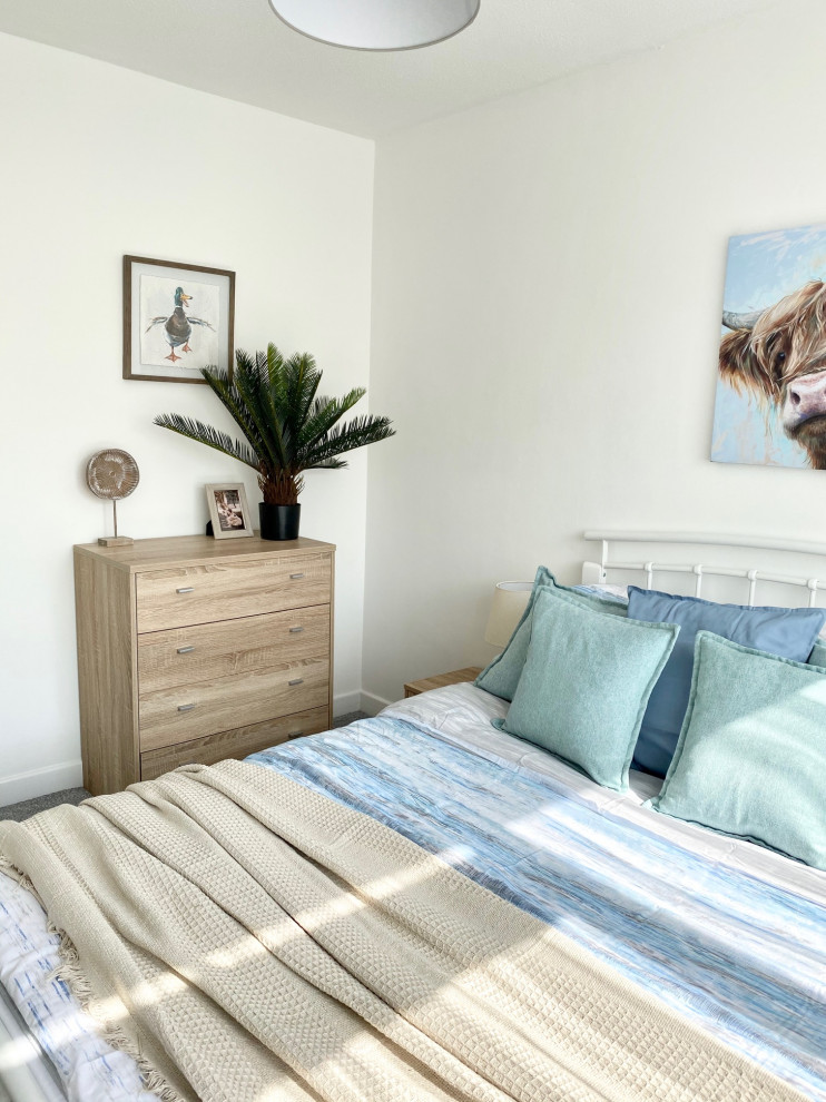 Ejemplo de habitación de invitados de estilo de casa de campo de tamaño medio con paredes blancas, moqueta y suelo gris