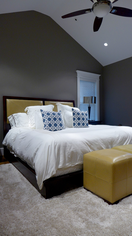 Foto de dormitorio principal clásico de tamaño medio con paredes grises