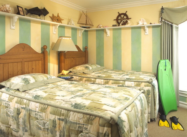 На фото: гостевая спальня среднего размера, (комната для гостей) в морском стиле с желтыми стенами и ковровым покрытием с