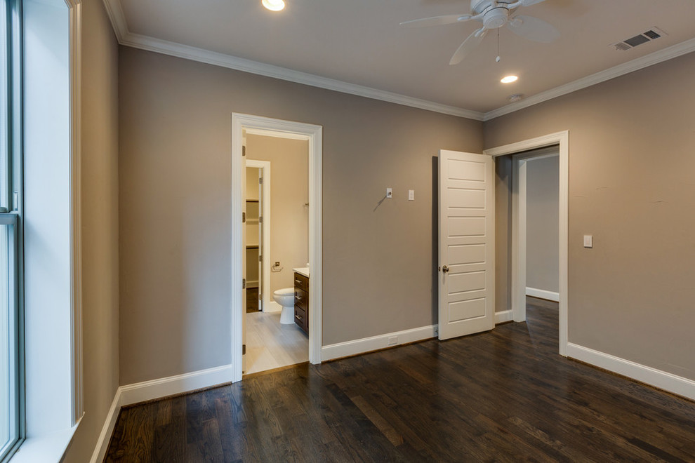 Ejemplo de habitación de invitados de estilo americano de tamaño medio con paredes beige y suelo de madera oscura
