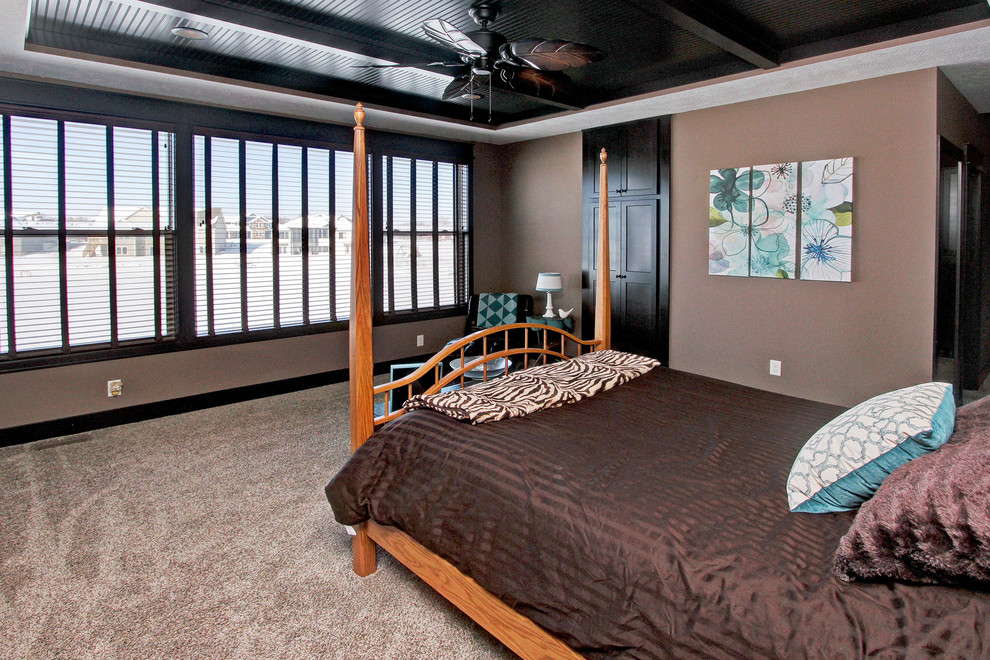 グランドラピッズにある中くらいなトラディショナルスタイルのおしゃれな主寝室 (茶色い壁、カーペット敷き、暖炉なし、茶色い床) のインテリア