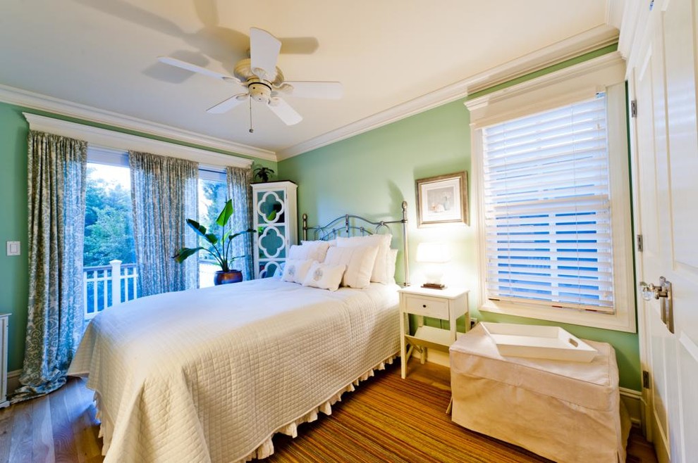 На фото: гостевая спальня среднего размера, (комната для гостей) в морском стиле с зелеными стенами и полом из бамбука без камина