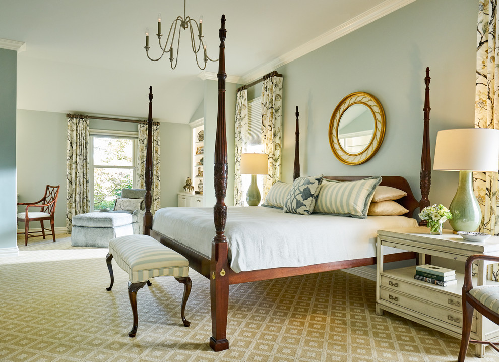 Идея дизайна: большая хозяйская спальня: освещение в классическом стиле с ковровым покрытием, синими стенами и коричневым полом