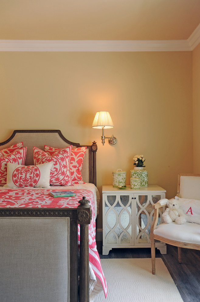 Immagine di una camera da letto classica con pareti beige