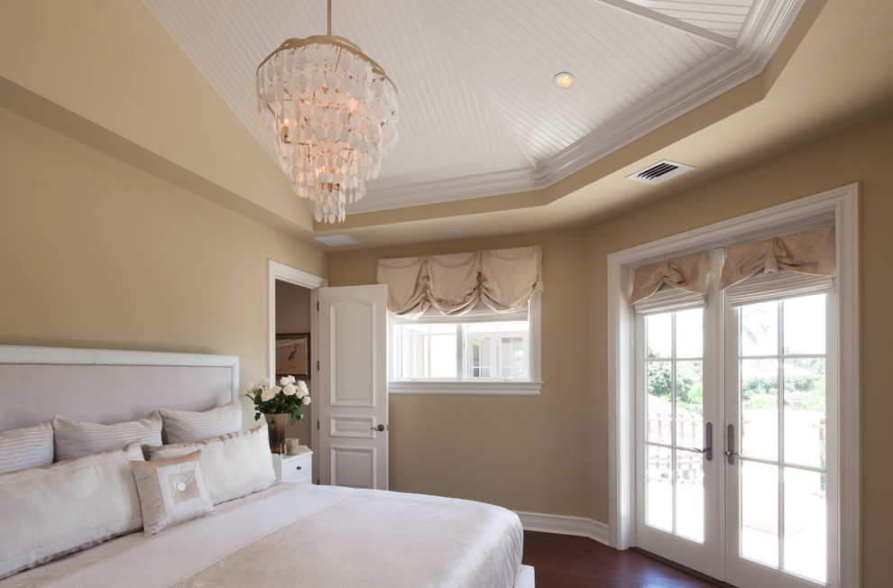 Imagen de habitación de invitados clásica renovada de tamaño medio con paredes beige y suelo de madera oscura