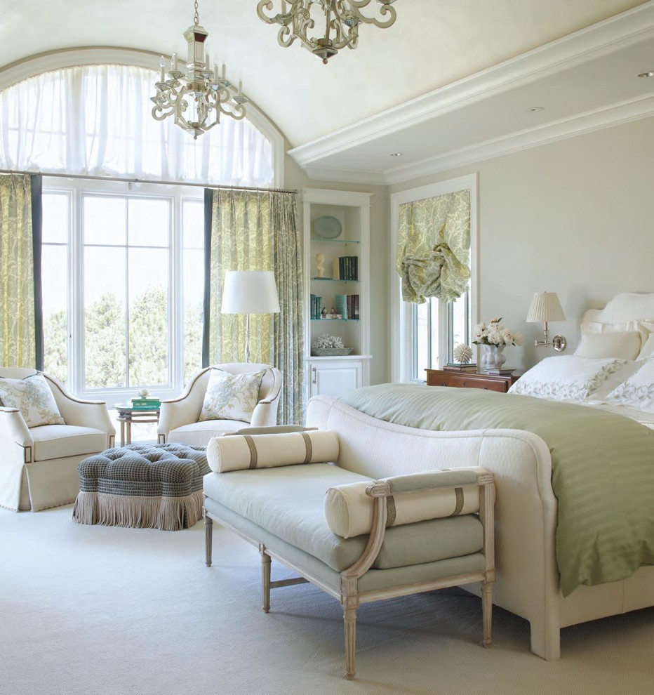 Пример оригинального дизайна: большая хозяйская спальня в классическом стиле с ковровым покрытием и серыми стенами