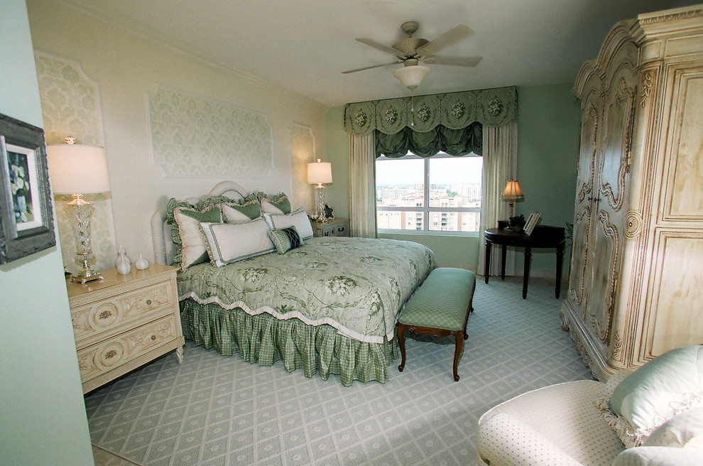Modelo de dormitorio principal tradicional grande sin chimenea con paredes verdes, moqueta y suelo azul