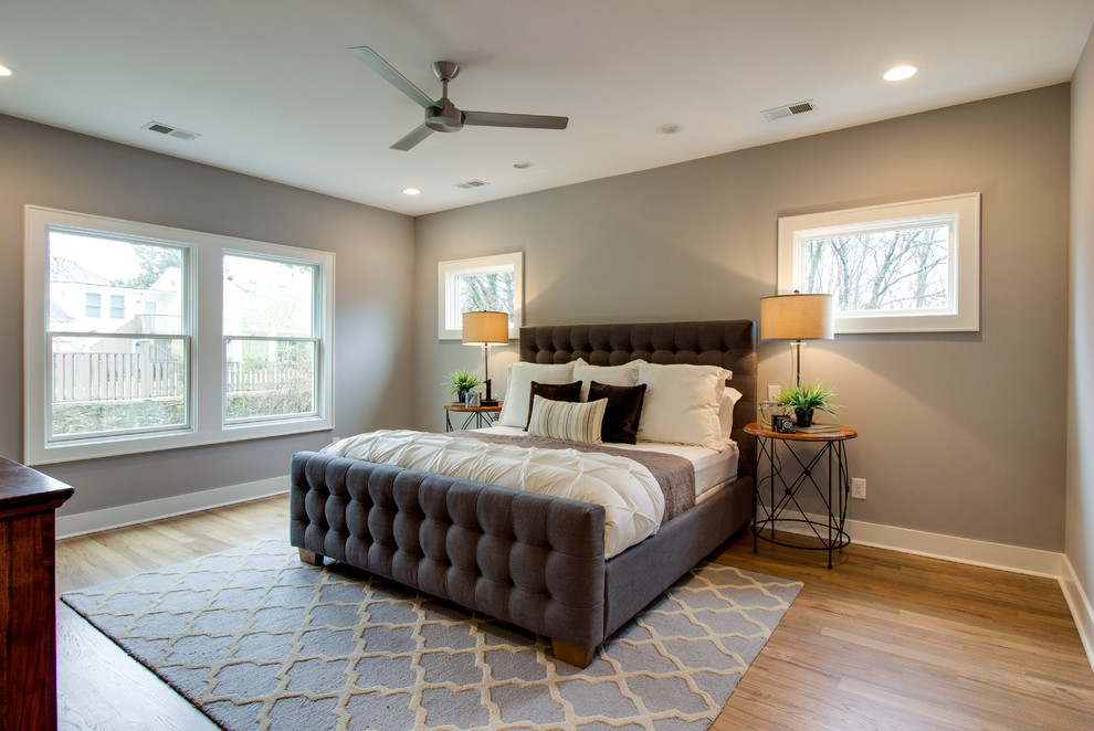 Пример оригинального дизайна: большая хозяйская спальня в классическом стиле с серыми стенами, светлым паркетным полом и коричневым полом без камина
