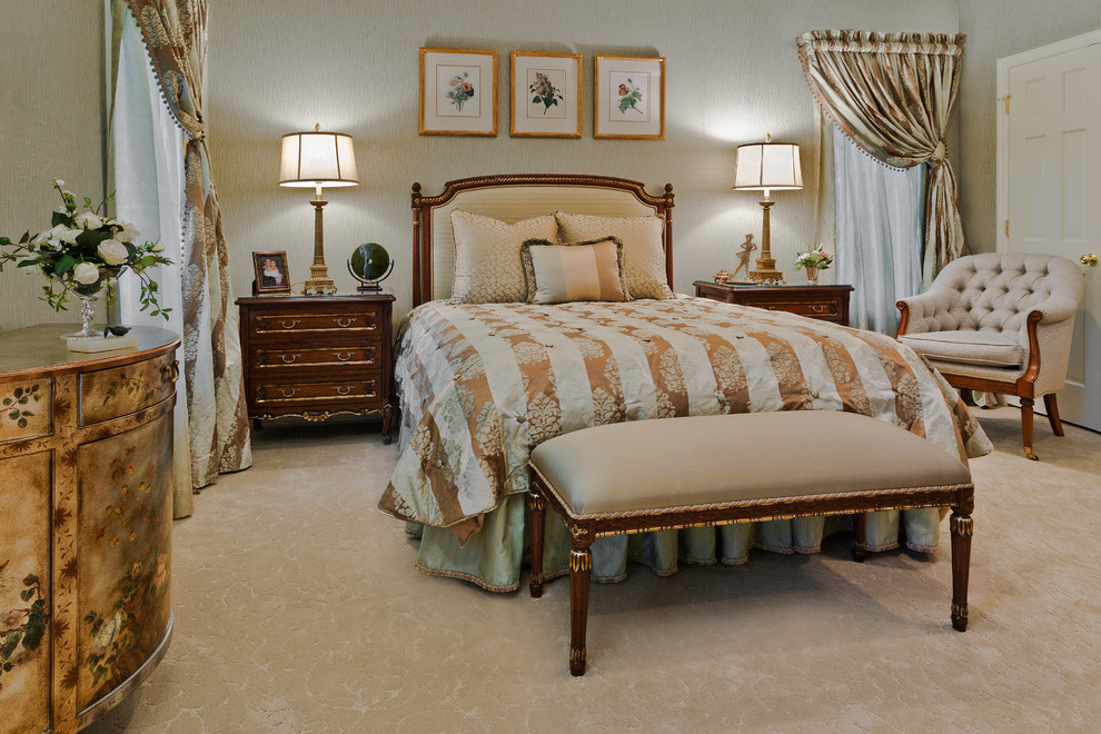 Источник вдохновения для домашнего уюта: большая гостевая спальня (комната для гостей) в классическом стиле с серыми стенами и ковровым покрытием