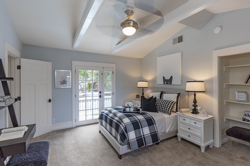 Imagen de habitación de invitados clásica renovada de tamaño medio con paredes azules, moqueta y suelo beige