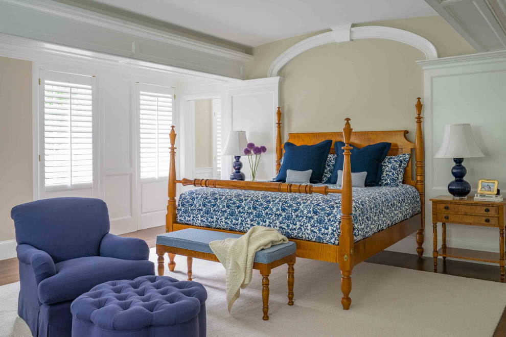 Klassisches Gästezimmer ohne Kamin mit beiger Wandfarbe, braunem Holzboden, braunem Boden, gewölbter Decke und Wandpaneelen in Boston