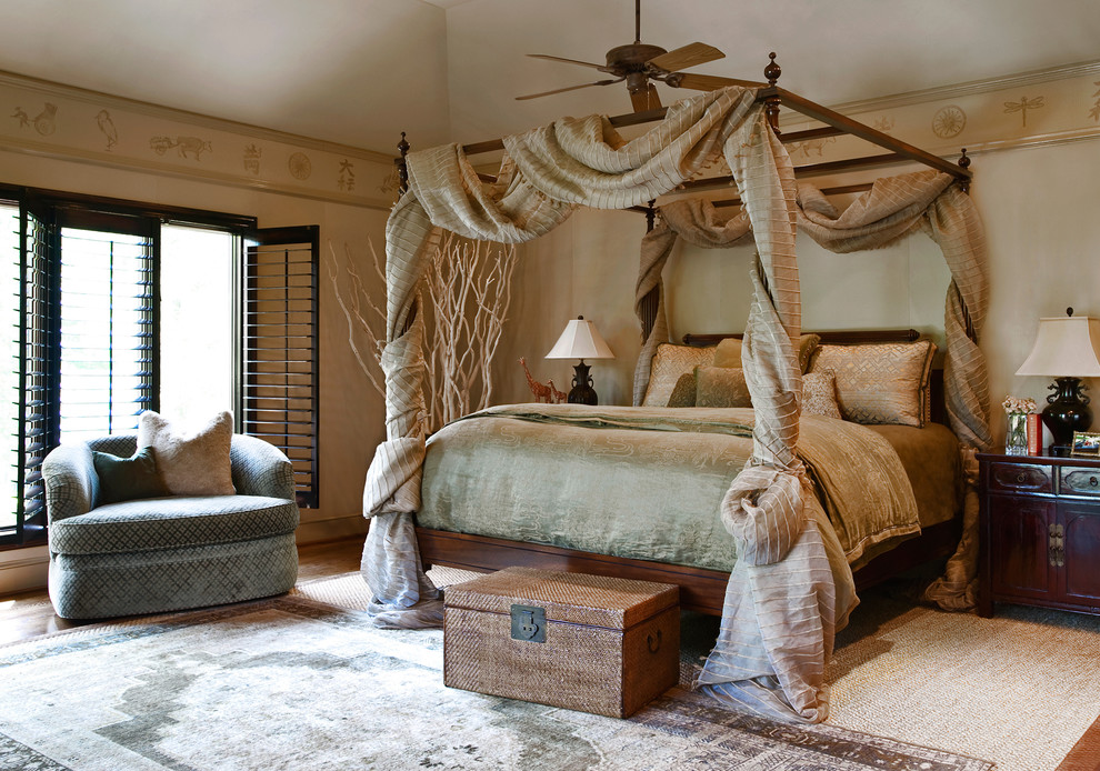 Ejemplo de dormitorio principal clásico con paredes beige, suelo de madera en tonos medios y suelo marrón