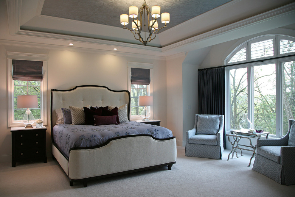 Идея дизайна: большая хозяйская спальня в классическом стиле с серыми стенами, ковровым покрытием и белым полом без камина