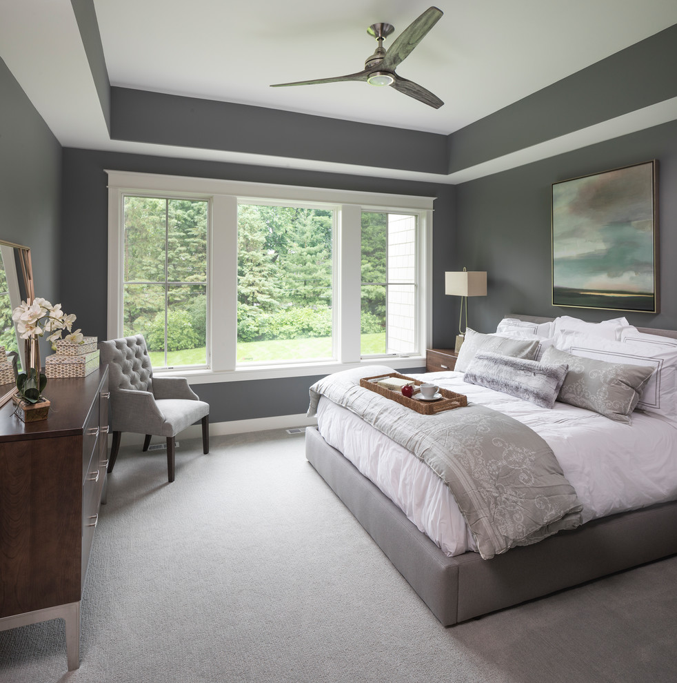 Стильный дизайн: хозяйская спальня среднего размера в классическом стиле с серыми стенами, ковровым покрытием и бежевым полом - последний тренд