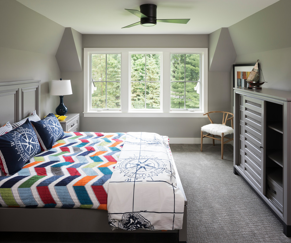 Mittelgroßes Klassisches Schlafzimmer mit grauer Wandfarbe, Teppichboden und beigem Boden in Minneapolis