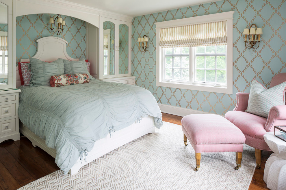 Идея дизайна: спальня среднего размера в классическом стиле с паркетным полом среднего тона и разноцветными стенами без камина