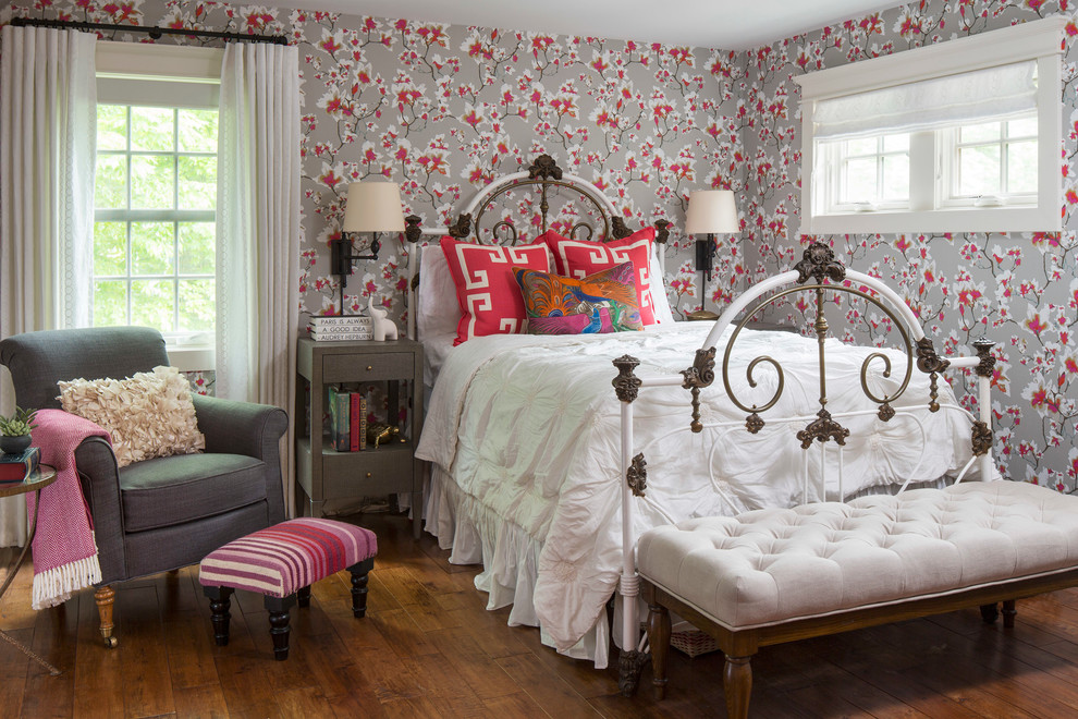 Ispirazione per una camera da letto classica di medie dimensioni con pavimento in legno massello medio e pareti multicolore