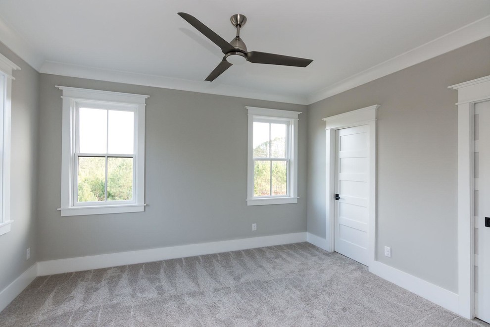 Ejemplo de habitación de invitados de estilo de casa de campo de tamaño medio con paredes grises, moqueta y suelo gris