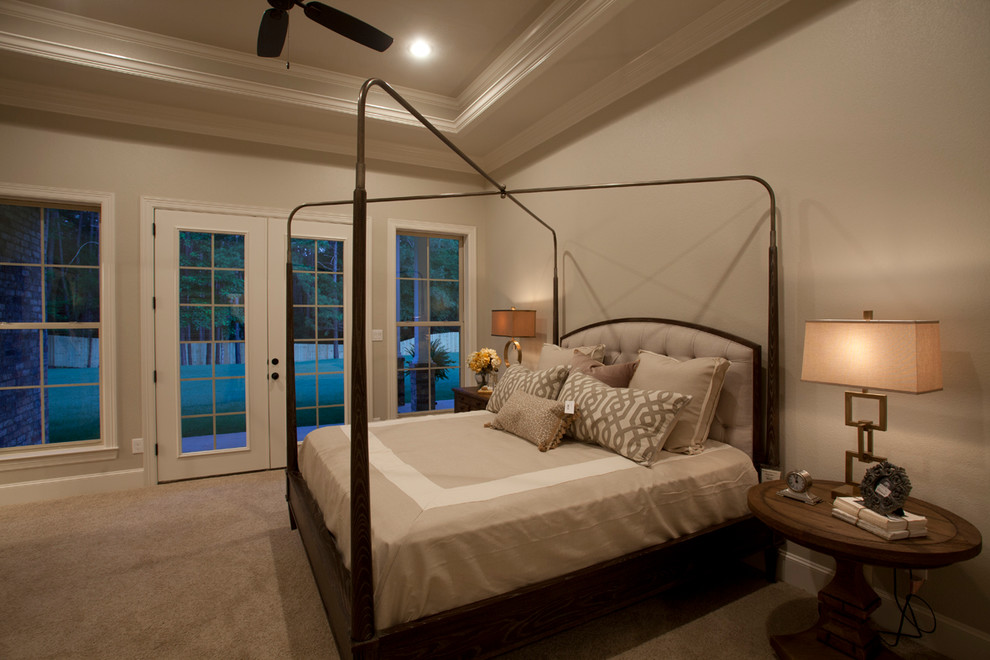 Großes Country Hauptschlafzimmer mit grauer Wandfarbe und Teppichboden in Austin
