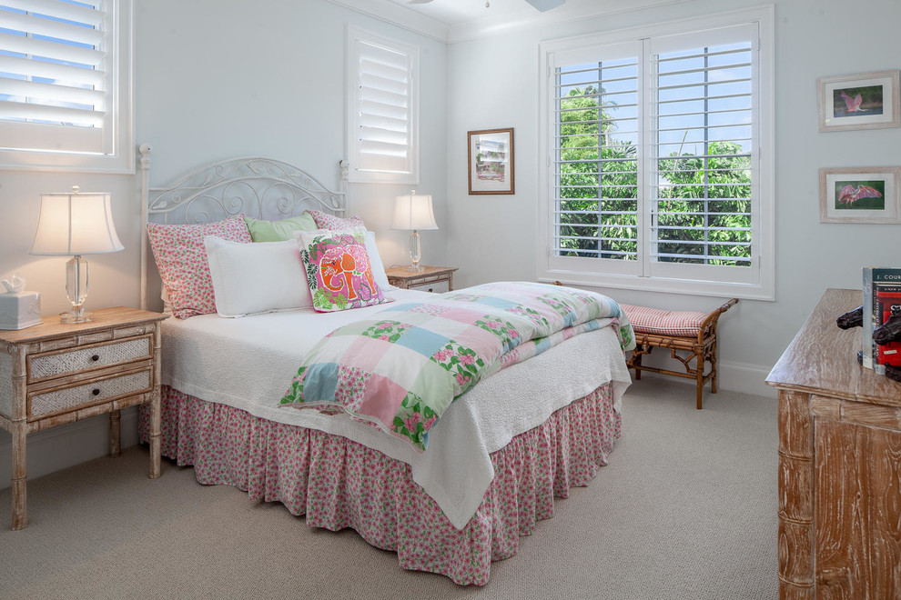 Idee per una camera da letto shabby-chic style con pareti blu, moquette e pavimento beige