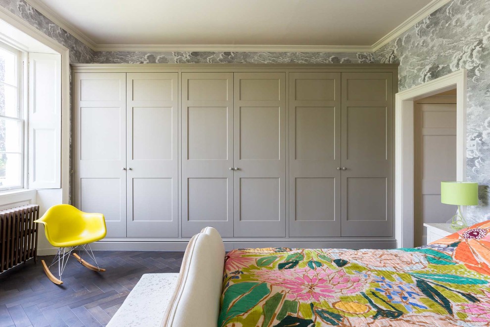 Großes Klassisches Hauptschlafzimmer mit grauer Wandfarbe, dunklem Holzboden und braunem Boden in Sonstige
