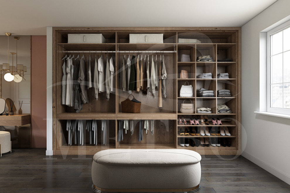 Diseño de armario y vestidor clásico grande con suelo laminado y suelo marrón