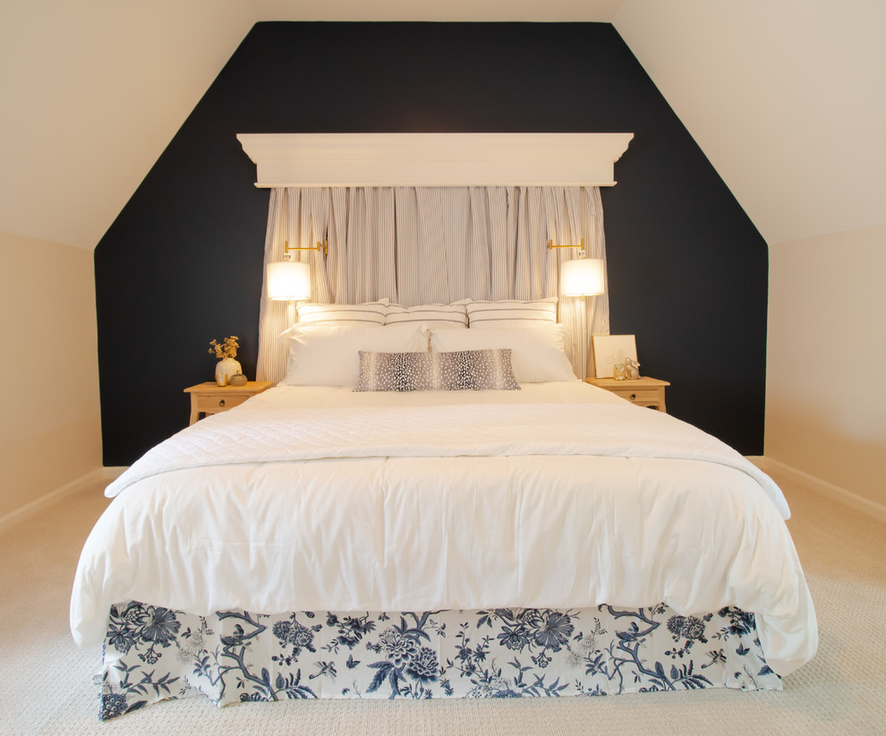 インディアナポリスにある広いトラディショナルスタイルのおしゃれな客用寝室 (青い壁、カーペット敷き、暖炉なし、ベージュの床) のインテリア