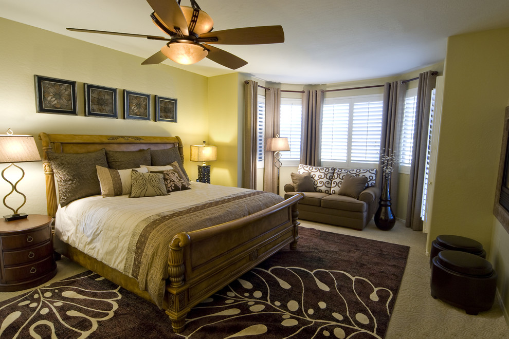 Klassisches Schlafzimmer mit beiger Wandfarbe und Teppichboden in Phoenix