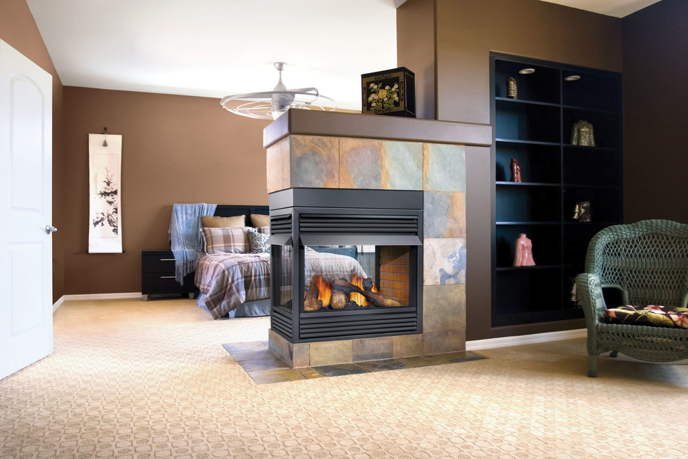 デンバーにある広いトラディショナルスタイルのおしゃれな主寝室 (茶色い壁、カーペット敷き、両方向型暖炉、タイルの暖炉まわり) のレイアウト