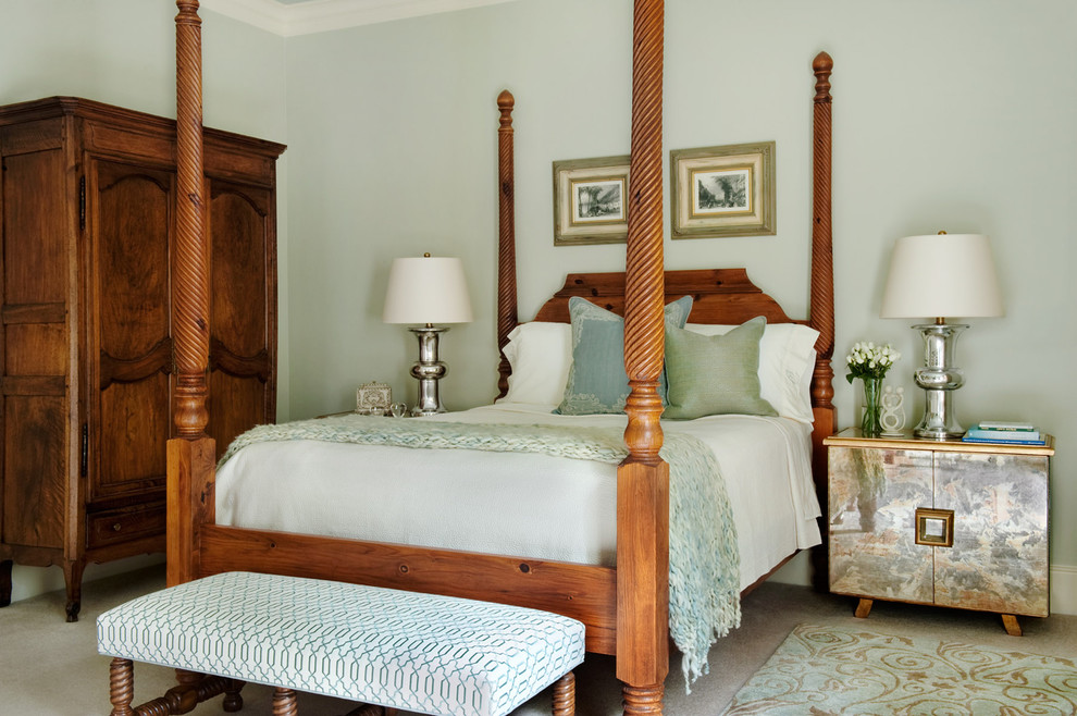 Großes Klassisches Hauptschlafzimmer mit grüner Wandfarbe, Teppichboden und beigem Boden in Charlotte