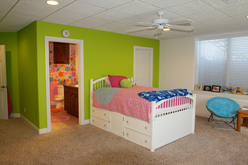 Foto de dormitorio tipo loft sin chimenea con paredes verdes y moqueta