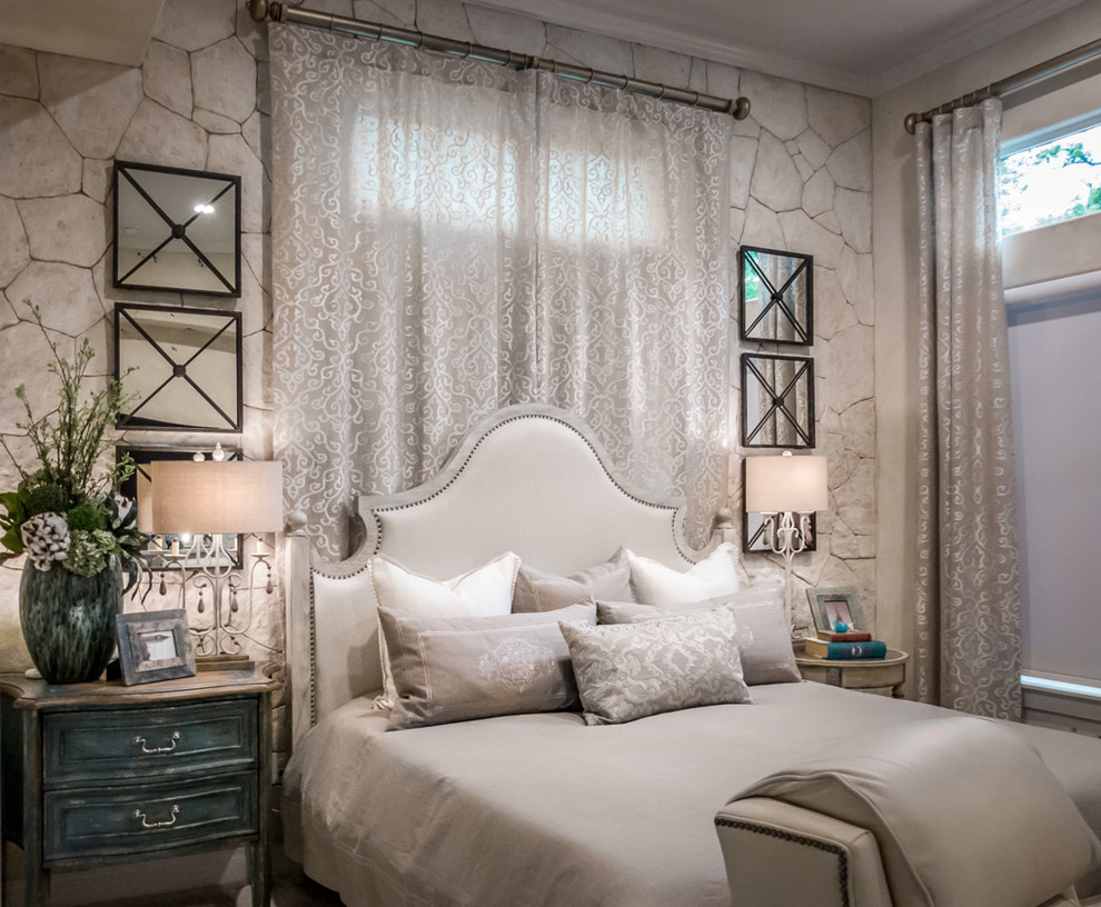 На фото: большая хозяйская спальня в стиле кантри с белыми стенами, ковровым покрытием и серым полом с