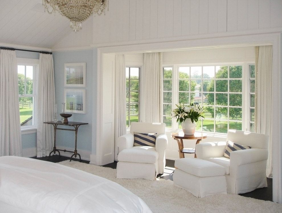Imagen de dormitorio principal clásico extra grande con paredes blancas y suelo de madera oscura