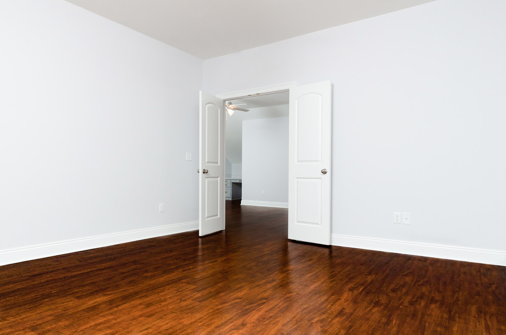 Стильный дизайн: гостевая спальня среднего размера, (комната для гостей) в классическом стиле с белыми стенами, темным паркетным полом и коричневым полом без камина - последний тренд