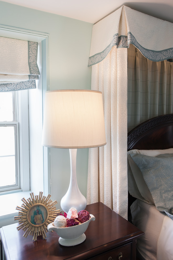 Ejemplo de dormitorio clásico de tamaño medio sin chimenea con paredes azules y suelo de madera en tonos medios