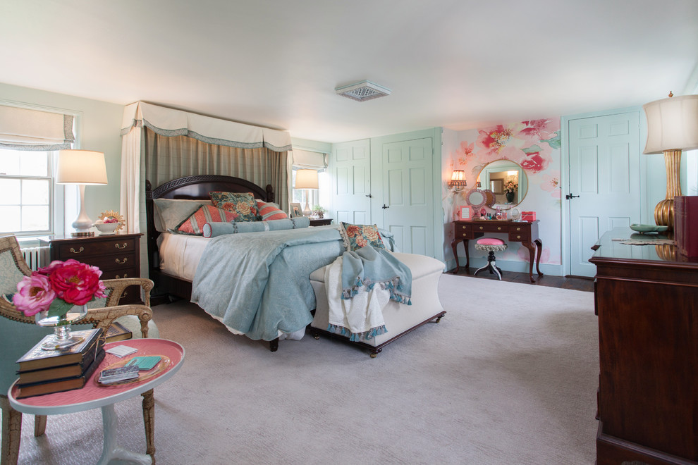На фото: спальня среднего размера в классическом стиле с синими стенами и паркетным полом среднего тона без камина с