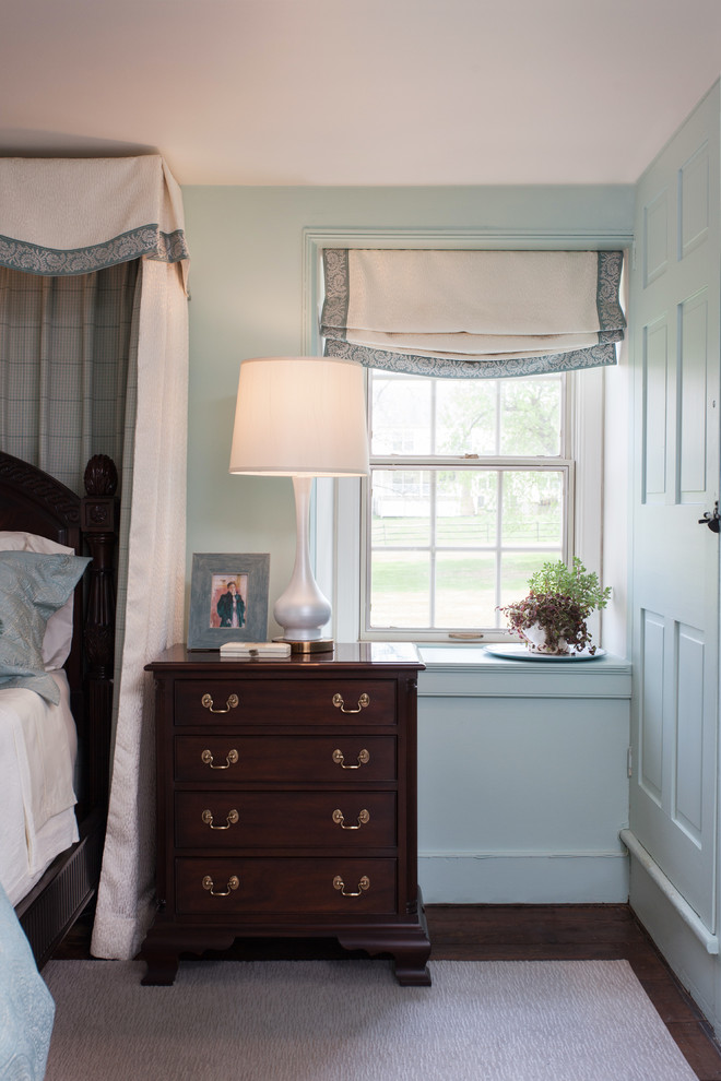Foto de dormitorio clásico de tamaño medio sin chimenea con paredes azules y suelo de madera en tonos medios