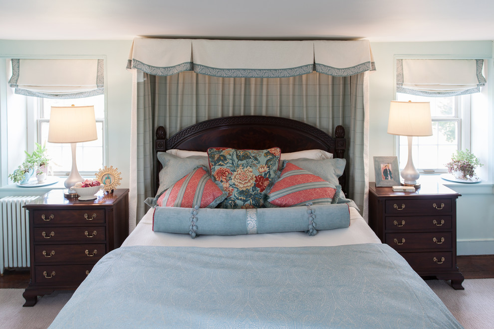 Foto de dormitorio tradicional de tamaño medio sin chimenea con paredes azules y suelo de madera en tonos medios