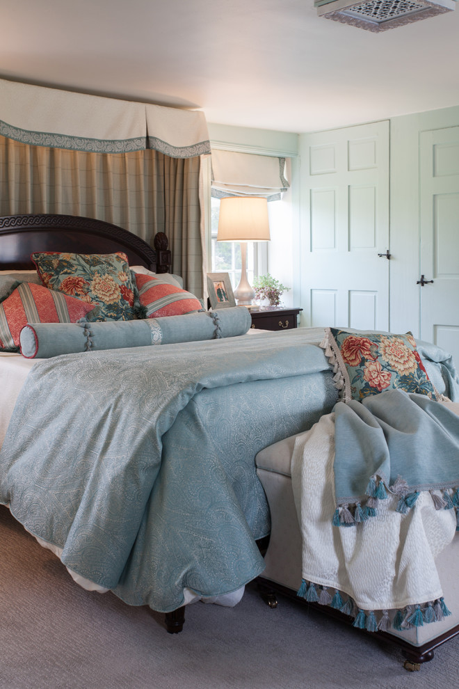 Idéer för att renovera ett mellanstort vintage sovrum, med blå väggar och mellanmörkt trägolv