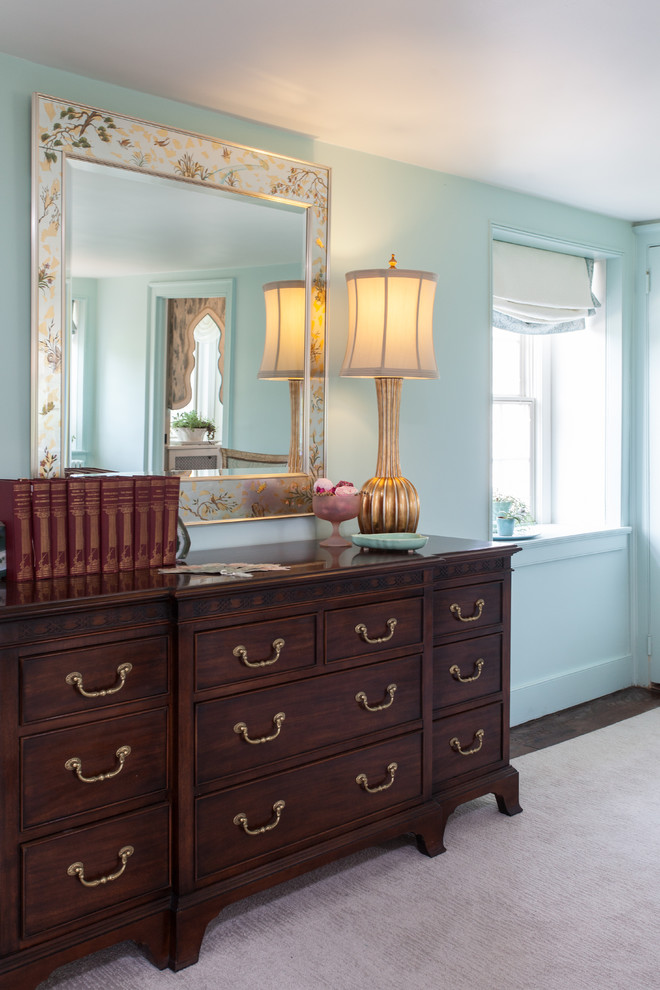 Foto de dormitorio clásico de tamaño medio sin chimenea con paredes azules y suelo de madera en tonos medios