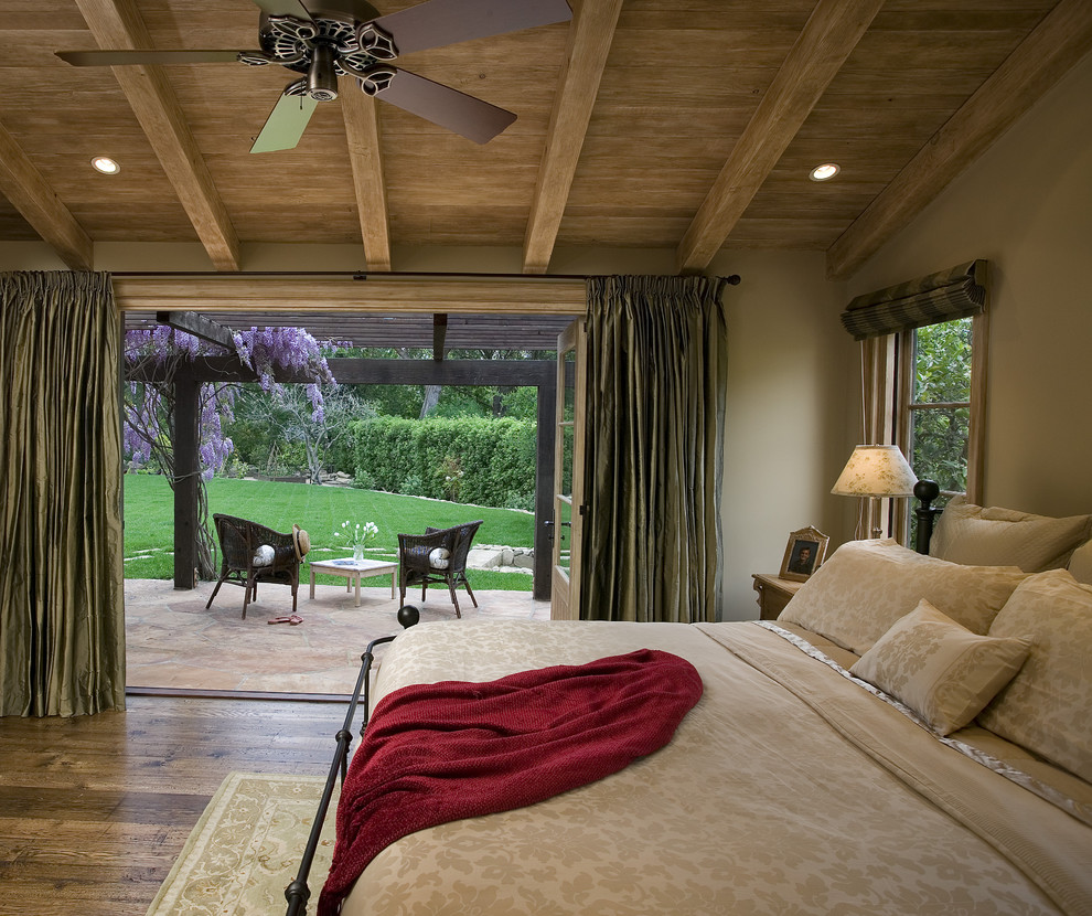 Idéer för att renovera ett vintage sovrum, med beige väggar och mellanmörkt trägolv