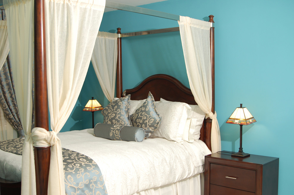 Bedroom - traditional bedroom idea in New York with blue walls